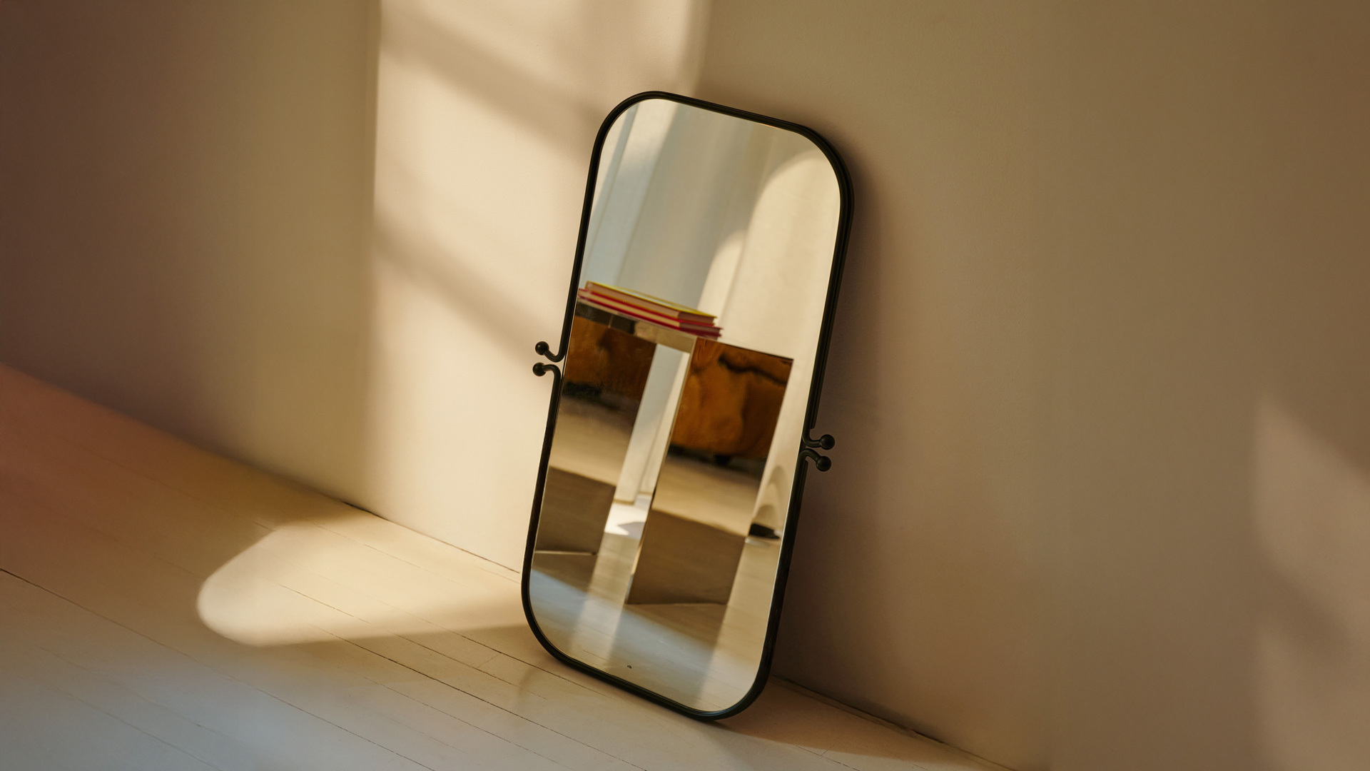 Clasp Mirror, Lifestyle