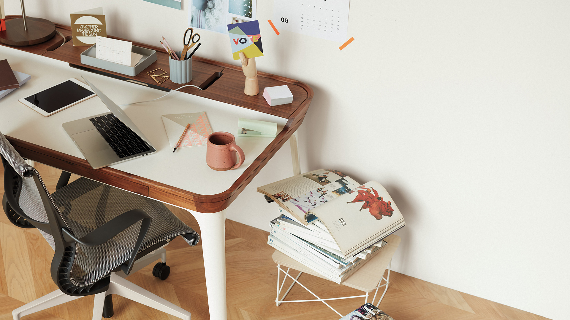 Airia Desk, Lifestyle